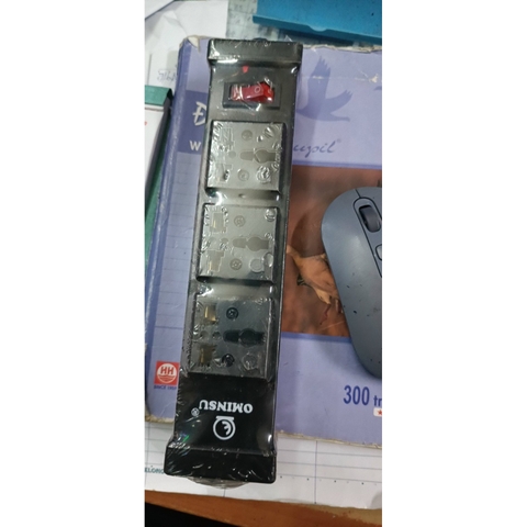 Ổ CẮM KHÔNG DÂY ĐA NĂNG OMINSU . ổ 4 có công tắc