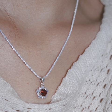 Dây Chuyền Viền Hoa Vuông De Luna