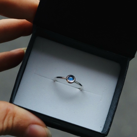 Nhẫn Mini Moonstone 4mm De Luna