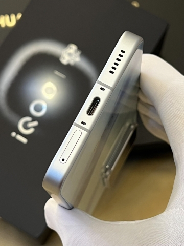 Điện thoại Vivo iQOO 15T (Dimensity 9500 - Pin 8000mAh)