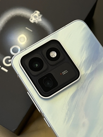 Điện thoại Vivo iQOO 15T (Dimensity 9500 - Pin 8000mAh)