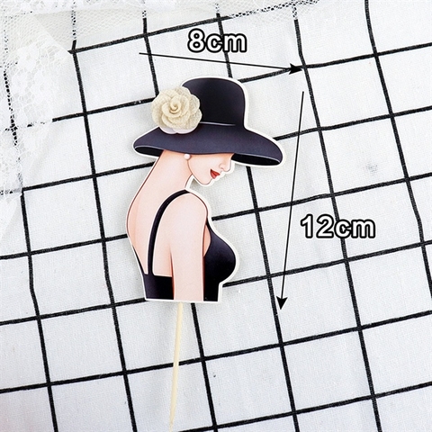 Que cắm cô gái nửa đội mũ ĐEN nơ Hoa