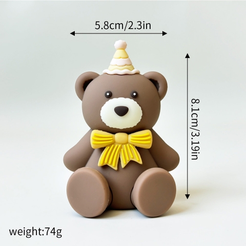 Kute gấu ngồi màu nâu đậm nơ vàng mũ vàng (8,1cm)