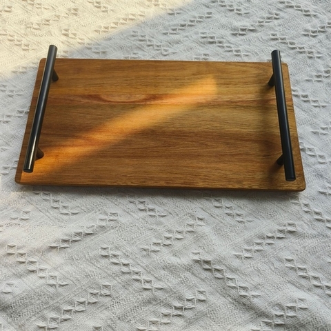 Khay gỗ có tay cầm mạ đen 39*21cm