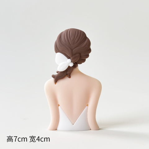 Kute cô gái nửa quay lưng trắng