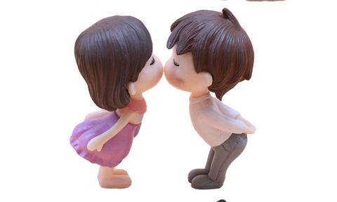 Đồ chơi trang trí đôi trai gái hôn nhau váy tím