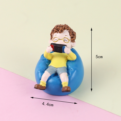 Bé trai ngồi ghế đọc sách NHỰA-SALE