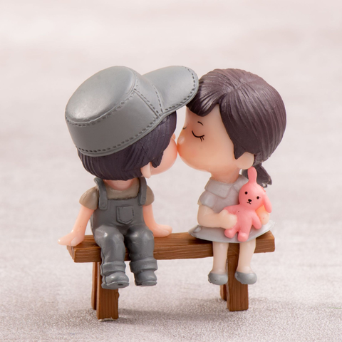 Đôi trai gái ngồi ghế mũ xám