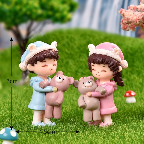 Đôi trai gái xanh hồng ôm gấu