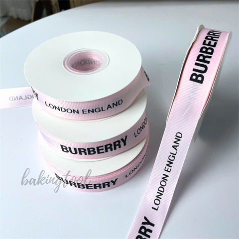 Rb sần BURBERRY nền hồng chữ ĐEN khổ 2,5cm*45m