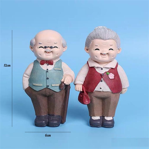 Bà lão cầm túi xách SỨ(OB)