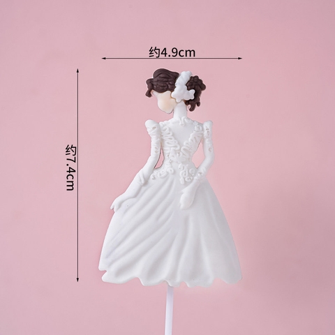 Kute cô gái nghiêng mặt váy dài trắng