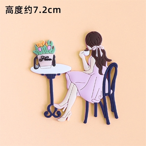 Que kute cô gái uống trà +bàn uống nước(nhựa)