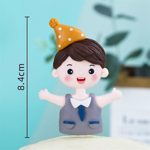 Que kute bé trai áo ghi mũ sinh nhật CAM dang tay