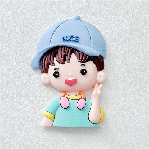 Kute BÉ TRAI mũ XANH đeo tai phone NHỰA DẺO