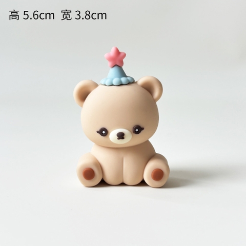 Kute gấu ngồi màu nâu nhạt mũ xanh sao hồng (5,6cm)