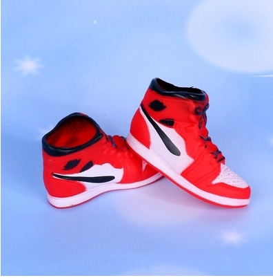 Đôi giày bóng rổ nhựa màu đỏ trắng