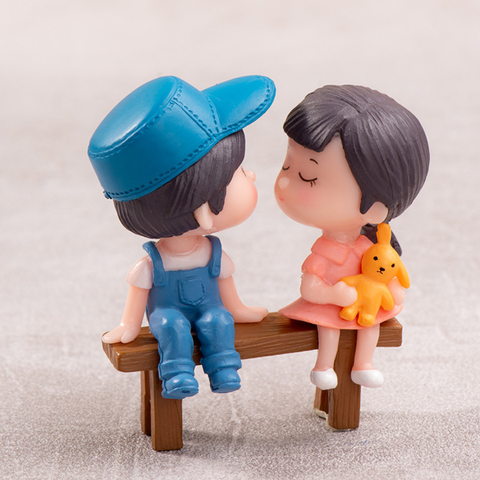 Đôi trai gái ngồi ghế mũ xanh