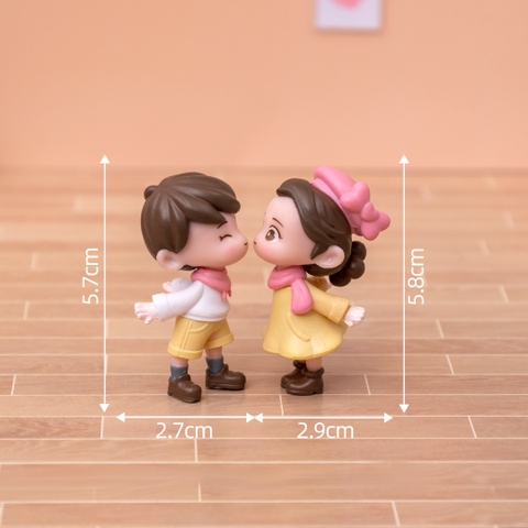 Đôi trai gái hôn nhau áo trắng váy vàng