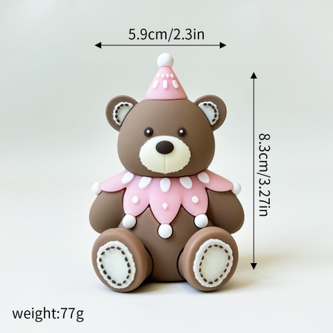 Kute gấu ngồi màu nâu đậm yếm hồng mũ hồng (8,3cm)