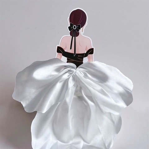 Cô gái VÁY lụa trắng ÁO ĐEN