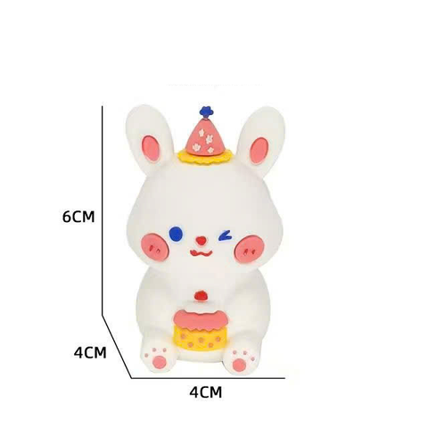 Kute thỏ đội mũ sinh nhật ngồi ôm bánh