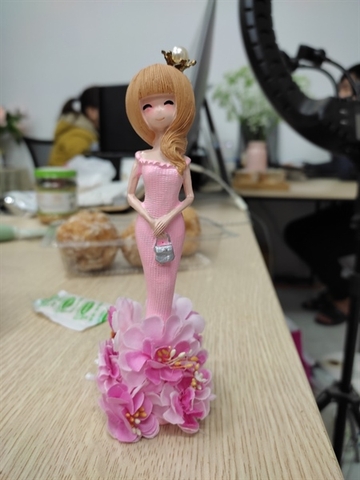 Cô gái váy hồng Hoa dưới chân (G1)