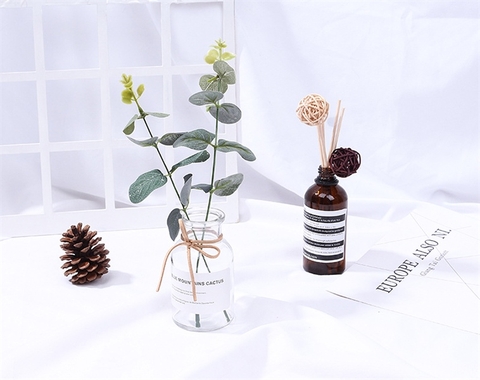Lọ hoa thủy tinh decor màu vàng nâu kèm lá Bạch Đàn