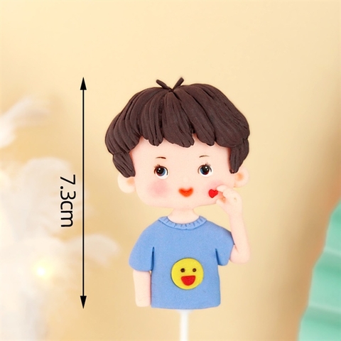 Que kute bé trai áo xanh mặt cười vàng