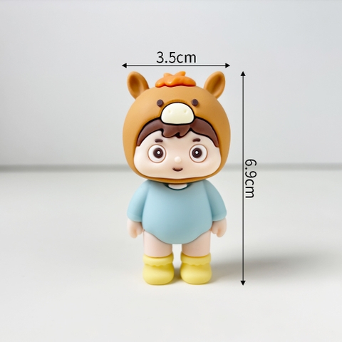 Kute bé ngựa đứng áo xanh