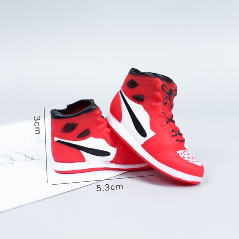 Đôi giày bóng rổ nhựa màu đỏ trắng
