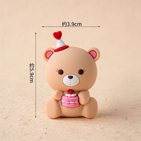 Kute gấu nâu nhạt ôm bánh sinh nhật