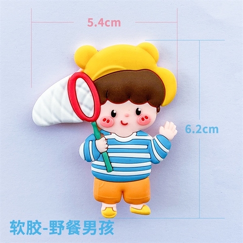 Kute nhựa dẻo bé trai mũ vàng cầm VỢT