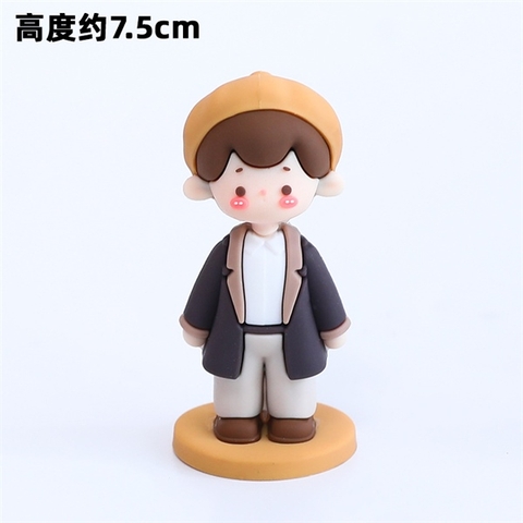 Bé trai đứng áo vest nâu