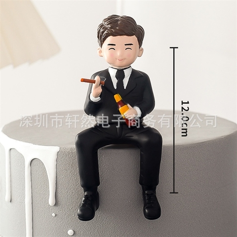 Boss ngồi hút xì gà+chai rượu