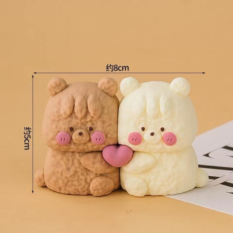 Kute cặp cún nâu trắng ôm tim