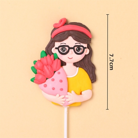 20/11 Que Kute gốm dẻo GV CÔ GIÁO ĐEO KÍNH + BỜM ĐỎ ôm hoa tuylip đỏ