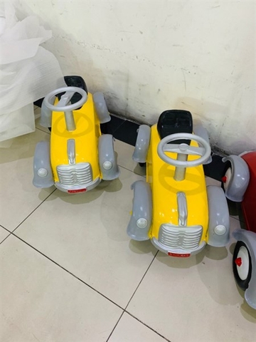 Xe oto chụp hình VÀNG