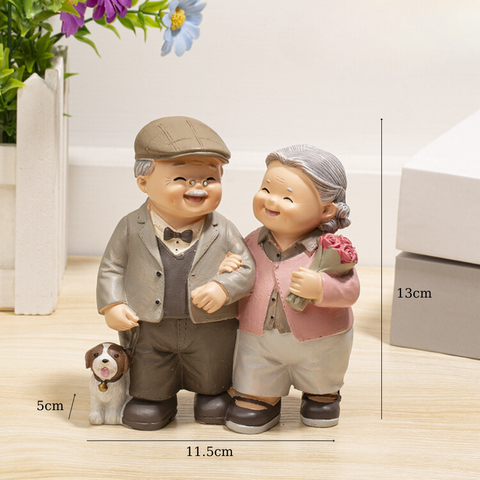 Đồ chơi trang trí ông bà cầm hoa SỨ(OB)