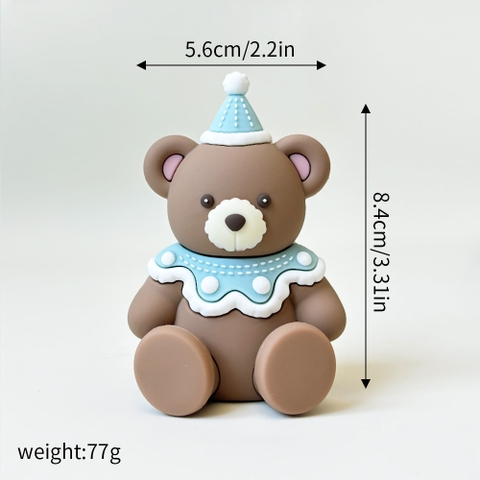 Kute gấu ngồi màu nâu đậm yếm xanh mũ xanh (8,4cm)