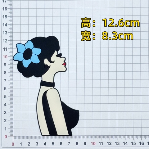 Kute cô gái tóc đen cài hoa xanh