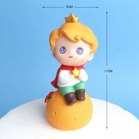 Bé trai vương miện cầm sao