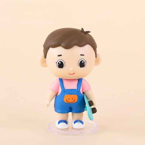 Bé trai TÓC NÂU cầm VÁN TRƯỢT