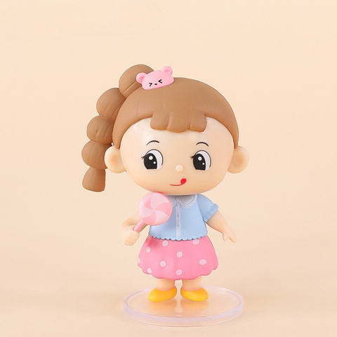 Bé gái tóc bím NÂU cầm KẸO