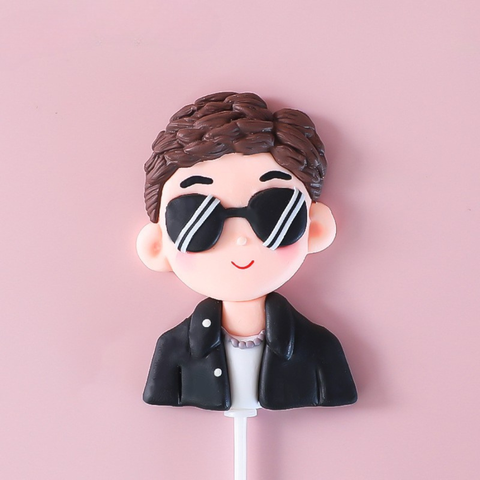 Que kute thanh niên đeo kính đen áo khoác đen