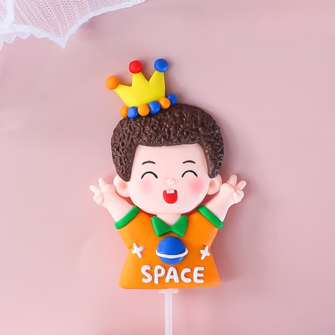 Que kute bé trai vương miện vàng áo cam