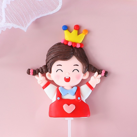 Que kute bé gái vương miện vàng áo yếm đỏ