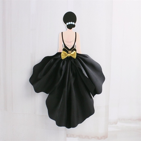 Que cắm cô gái quay lưng váy lụa ĐEN