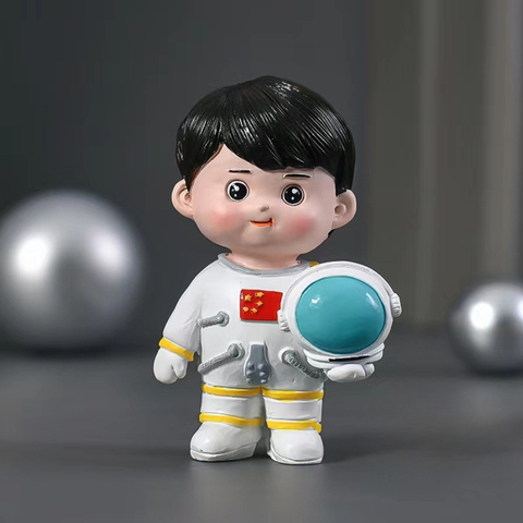 Bé Phi hành gia ÔM MŨ SỨ