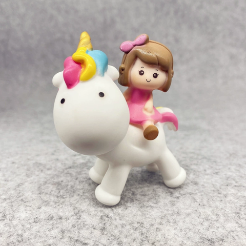 Đồ chơi trang trí Bé gái cưỡi peony NHỰA